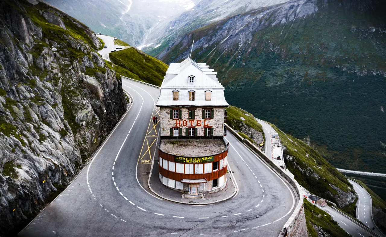 Hotel Belvédère in een haarspeldbocht op de Furkapas