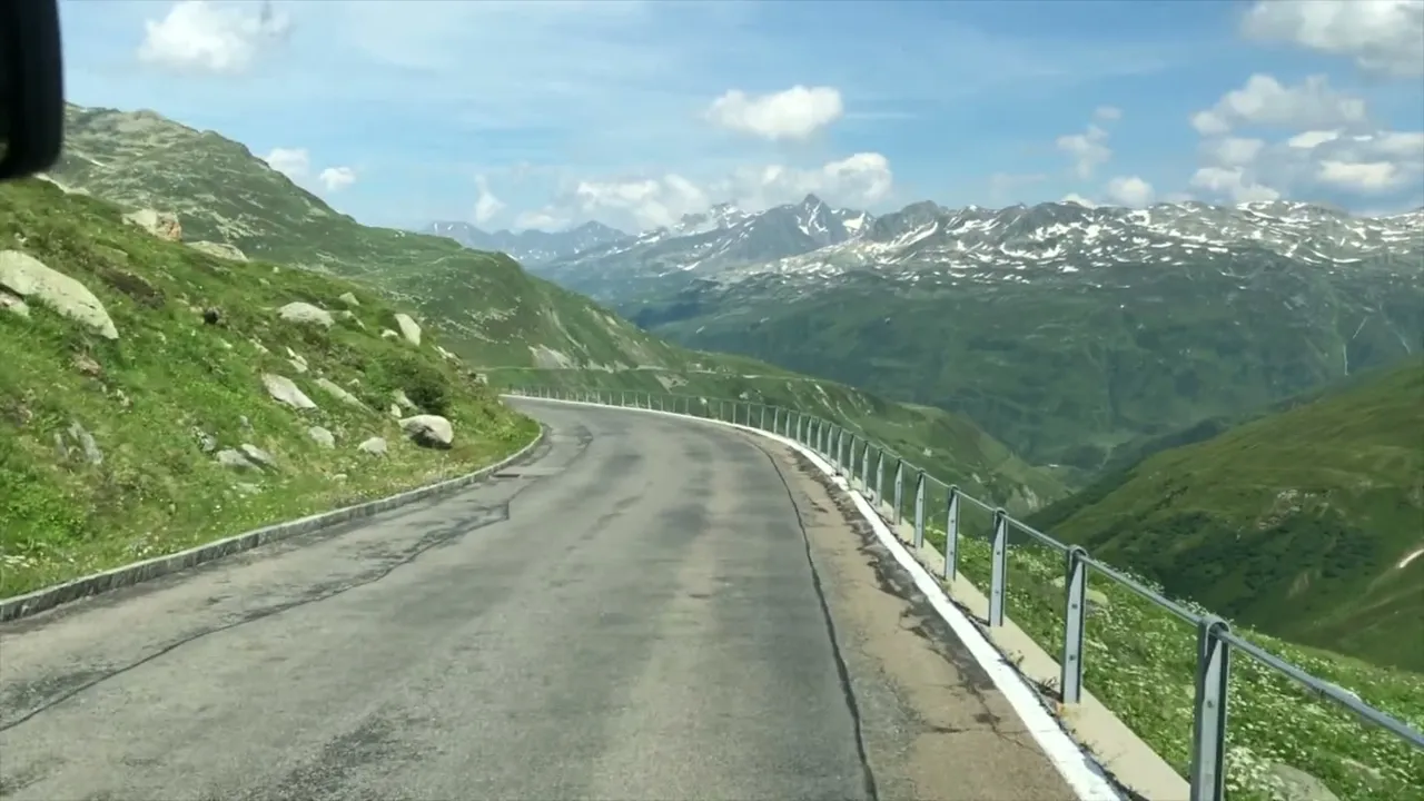 Haarspeldbochten op de Furkapas in de Zwitserse Alpen